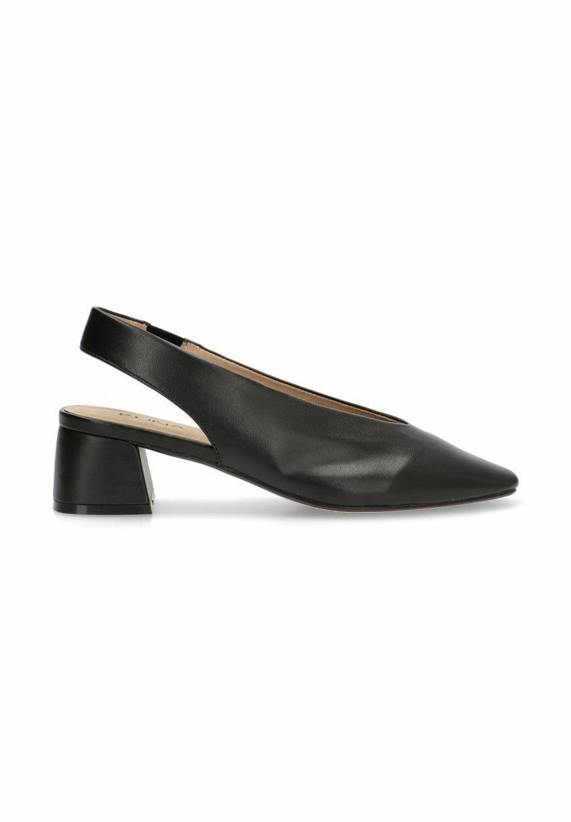 Tacones de piel negra tipo slingback con punta afilada y tacón cuadrado. Textura suave, diseño minimalista y construcción robusta.