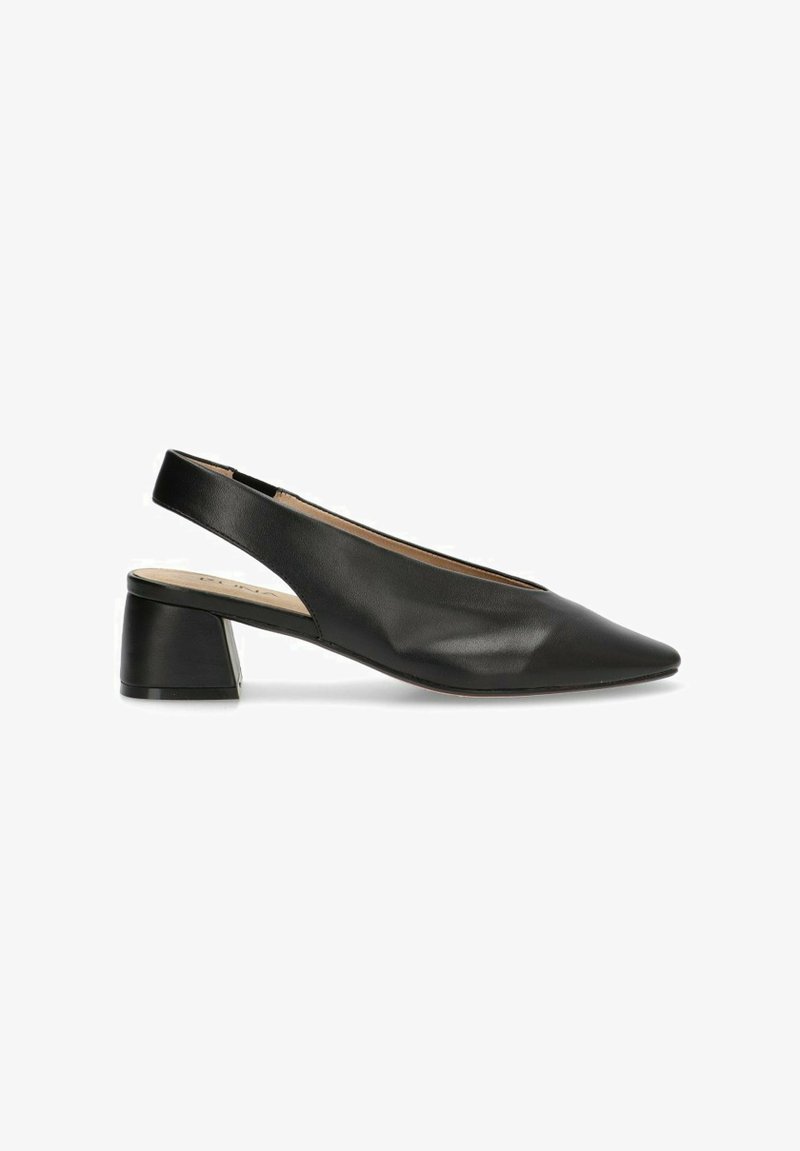 Tacones de piel negra tipo slingback con punta afilada y tacón cuadrado. Textura suave, diseño minimalista y construcción robusta.