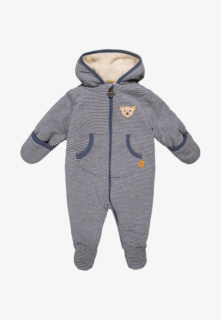 Combinaison à capuche pour bébé rayée gris et bleu avec moufles intégrées, couvre-pieds, poches avant et patch d'ours en peluche sur la poitrine.