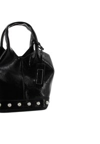 Borsa a tracolla nera in ecopelle con finitura testurizzata, caratterizzata da una fila di dettagli simili a perle alla base e doppio manico per il trasporto.