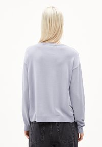 Heller lavendelfarbener Pullover mit langen Ärmeln und geripptem Saum, aus einem weichen Stoff gefertigt. Von hinten gezeigt, um einen lässigen Schnitt und die Struktur hervorzuheben.
