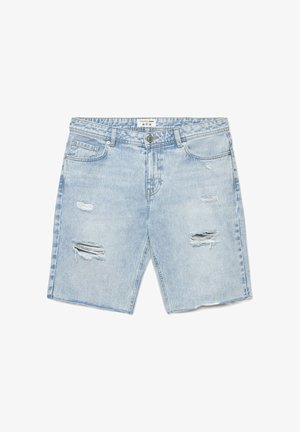 Shorts di denim azzurro chiaro con strappi consumati sulla parte anteriore, chiusura con bottoni, passanti per cintura e design a cinque tasche.