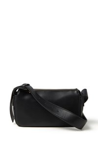 Borsa a tracolla in pelle nera dalla forma rettangolare, con chiusura zip e tracolla regolabile con un dettaglio annodato. Texture liscia.