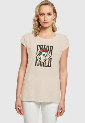 FRIDA KAHLO LETTERING EXTENDED SHOULDER TEE - T-shirt con stampa - whitesand