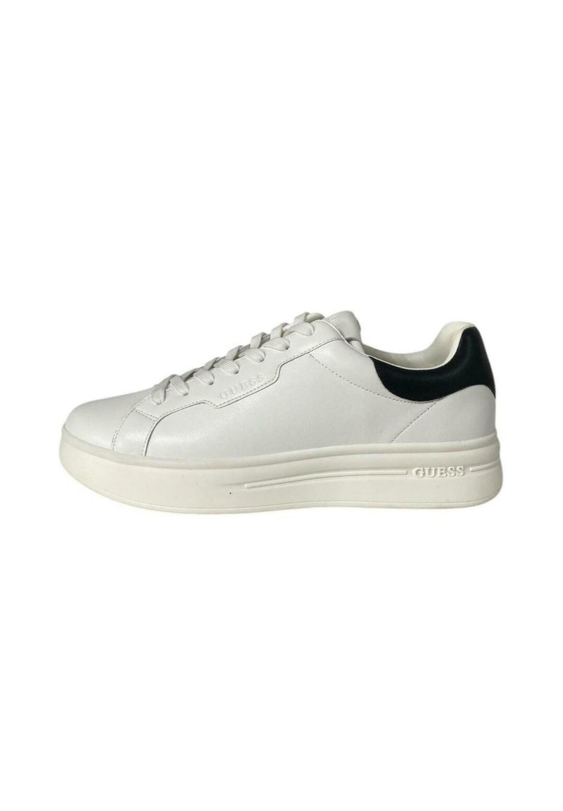 Sneaker bianca in pelle con finitura testurizzata, dotata di un accento nero sul tallone e di una suola bianca spessa. Lacci e logo del marchio visibili.
