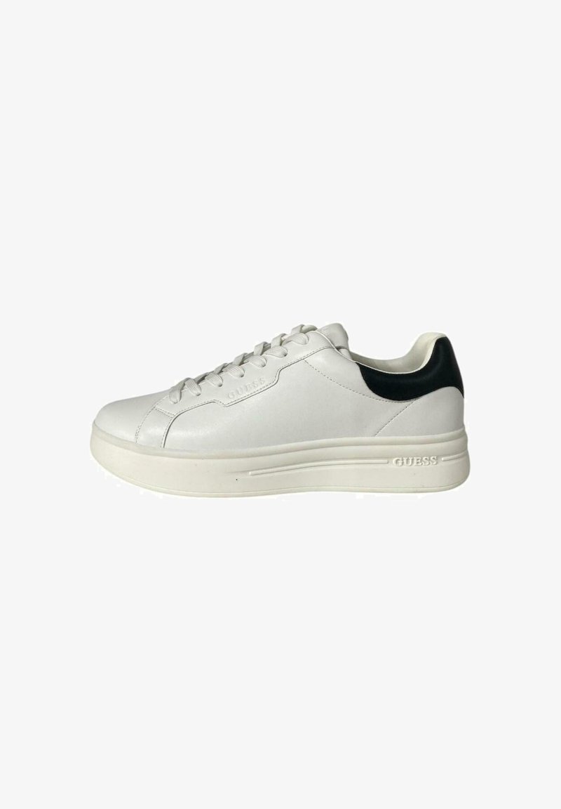 Sneaker bianca in pelle con finitura testurizzata, dotata di un accento nero sul tallone e di una suola bianca spessa. Lacci e logo del marchio visibili.