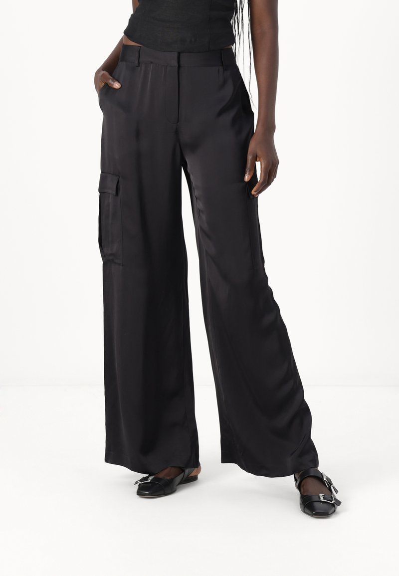 KARL LAGERFELD PANTS - Kapsáče - black