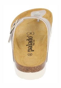 Vita flip-flop sandal i vitt med korkfotända, syntetiska remmar och rund tåpost. Har en diskret varumärkeslogotyp på en tan-färgad innersula.