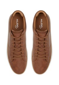 Zapatillas de cuero marrón con puntera redonda, suela blanca contrastante y diseño clásico de cordones. El interior cuenta con un acolchado beige con el logo de la marca.