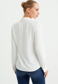 WE Fashion MET STRUCTUUR - Košilová halenka  - white