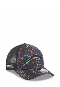 Casquette avec une base noire présentant un motif éclaboussé coloré. Comprend une étiquette de logo et un panneau en maille pour la respirabilité.