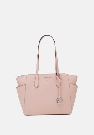 Różowa skórzana torba typu tote z dwoma paskami na ramię, bocznymi kieszeniami, zapinana na zamek od góry oraz srebrną zawieszką z logo Michael Kors z przodu.