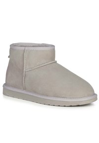 Stivale alla caviglia in suede grigio con punta rotonda, suola piatta in gomma e dettagli cuciti lungo le cuciture e intorno alla parte superiore.