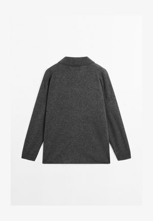 Polo a maniche lunghe di colore grigio scuro, con colletto, realizzato in un tessuto texturizzato. Presenta una vestibilità comoda e spacco laterali sull'orlo.