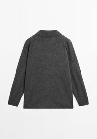 Mørkegrå langærmet polo-shirt med krave, lavet af et struktureret stof. Har en afslappet pasform og sideslidser i kanten.