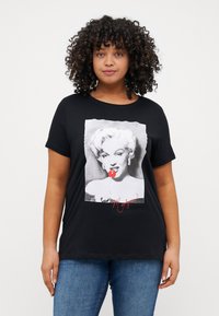 ONLY Carmakoma CARNEWMARILYN TEE - Marškinėliai su spaudiniu - black