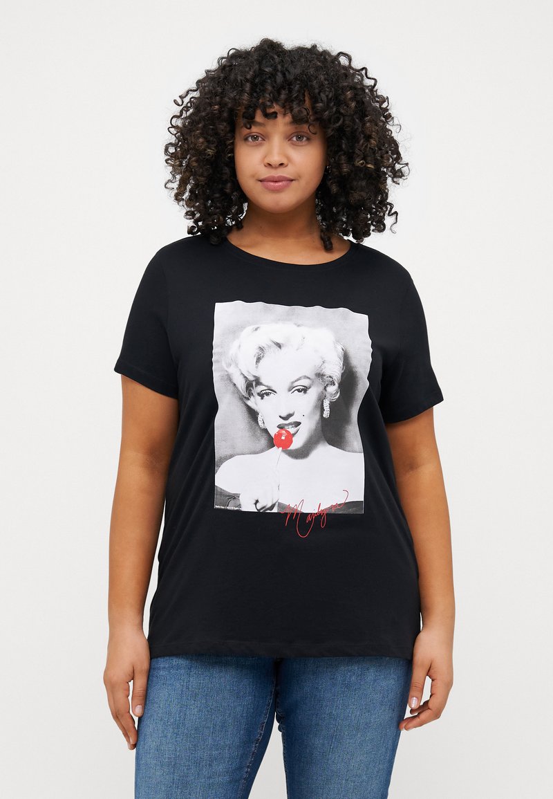 ONLY Carmakoma CARNEWMARILYN TEE - Marškinėliai su spaudiniu - black