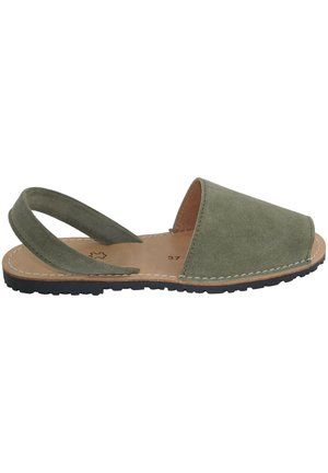 Sandalia plana verde oliva de ante con puntera abierta, tira trasera, plantilla beige, suela de goma negra y costuras visibles a lo largo de los bordes, talla 37.