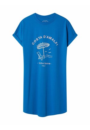 Niebieska koszulka z napisem "Costa d'Amalfi", plażowym parasolem, krzesłem, falami, ptakami oraz napisem "tutto bene Italy" z przodu.
