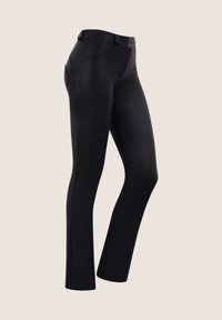 Musta housut, joissa sileä ja joustava materiaali. Keskikorkea vyötärö, kaksi nappia ja sivutaskut. Räätälöity kapea istuvuus.