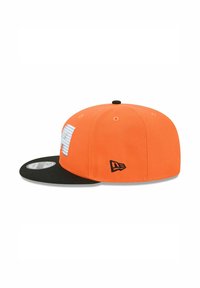 Oranger Baseball-Cap mit schwarzem Schirm, vorne mit einem gestickten Logo und einem Seitenlogo, aus robustem Stoff gefertigt.