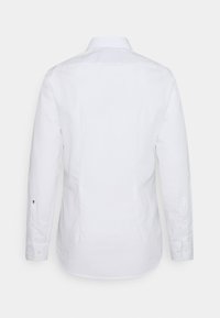 Witte longsleeve shirt gemaakt van gladde katoen. Heeft een klassieke kraag, knoopmanchetten en een getailleerde pasvorm met een gestructureerd achterdesign.