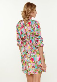 Farbenfrohes Blumenkleid aus leichtem Stoff, mit tailliertem Schnitt, puffierten Ärmeln und einer Mischung aus Rosa-, Grün- und Blaufarben.