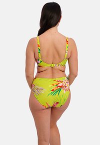 Zelené květinové bikiny s živým tropickým vzorem, nastavitelné ramínka a zapínání na zadní straně. Design s vysokým pasem.