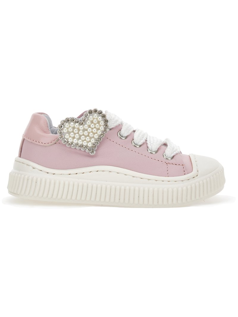 Rosa lær sneaker med hvit gummisåle, dekorativ hjerteakcent laget av perler og rhinestones, og hvite snører.
