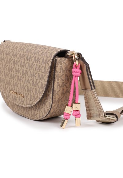 Μπεζ τσάντα χιαστί με μοτίβο μονόγραμμα MK, χρυσές λεπτομέρειες, ροζ φούντες και αφαιρούμενο λουράκι. Ομαλή υφή με στρογγυλεμένο καπάκι.