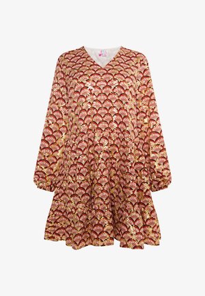 Sarkana kleita ar ziedu rakstu, V veida kaklu, garām piedurknēm un izplestām formām. Dizains ietver zelta akcentus uz teksturēta fona.