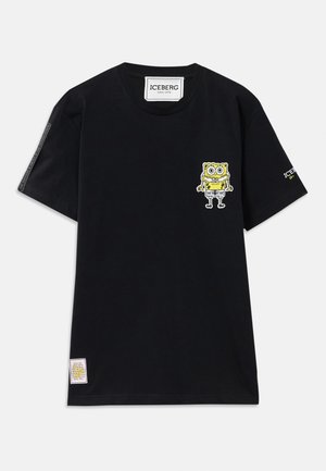 Sort bomulds T-shirt med et gult SpongeBob SquarePants grafik på forsiden, samt et logo-patch på kanten og akcenter på ærmerne.