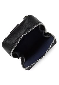 Borsa in pelle nera con un esterno testurizzato, chiusura con zip argentata e fodera interna blu. Design compatto, con un'apertura superiore sicura.