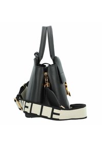 Bolso de mano de cuero negro texturizado con un asa superior, herrajes dorados y una correa desmontable con un patrón en contraste. Incluye compartimentos con cremallera.