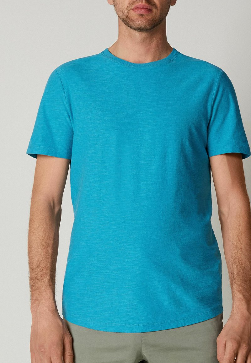 Falconeri AUS GEFLAMMTER TWIST - T-Shirt basic - blau garment dyed aqua ...