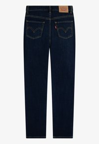 Vaqueros de denim azul oscuro con un diseño de pierna recta, que cuentan con dos bolsillos traseros, costuras amarillas en contraste y una etiqueta de marca de cuero marrón.