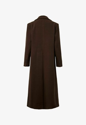 Brun, lång ullrock med spetsig krage, enkel slits bak och knäppta ärmslut. Rak silhuett och minimal detaljering.