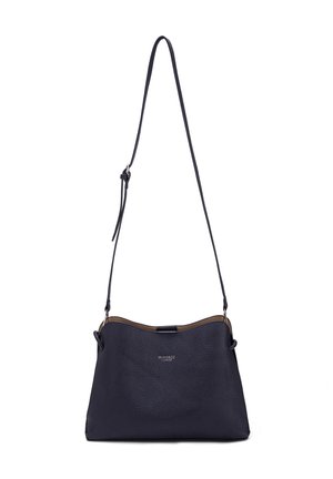 Borsa a tracolla in pelle nera con tracolla regolabile e piccolo logo del marchio in argento sulla superficie anteriore testurizzata.