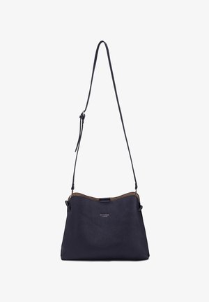 Borsa a tracolla in pelle nera con tracolla regolabile e piccolo logo del marchio in argento sulla superficie anteriore testurizzata.