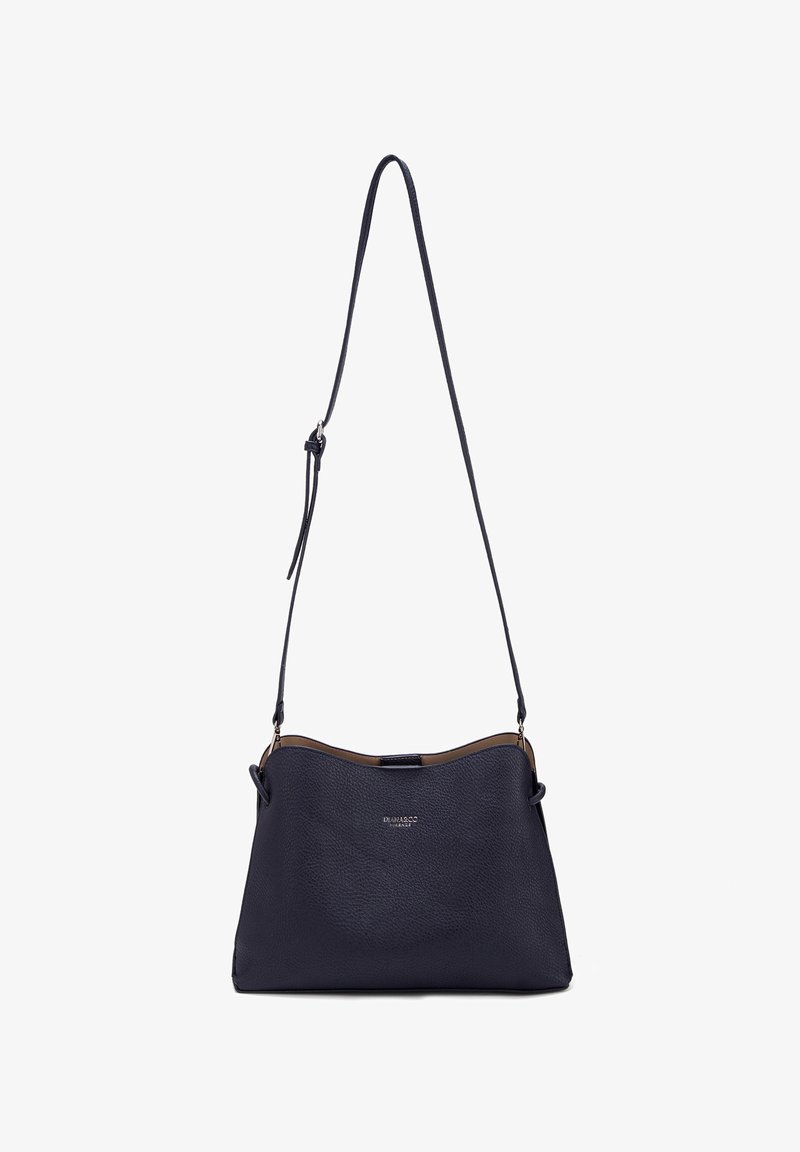 Sac bandoulière en cuir noir avec sangle réglable et petit logo de marque argenté sur la surface avant texturée.