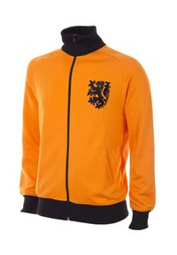 Giacca arancione con zip e colletto alto, dettagli neri e un emblema di leone sul petto. Presenta tasche laterali e polsini a coste.