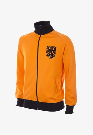 Oranje ritsjack met hoge kraag, zwarte accenten en een leeuw-embleem op de borst. Voorzien van zijzakken en ribgebreide manchetten.