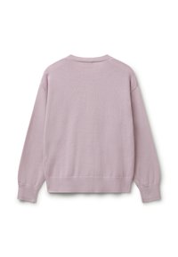 Světle fialový pletený svetřík s dlouhým rukávem a žebrovanými manžetami, lemem a kulatým výstřihem, zobrazený ze zadní strany na bílém pozadí.