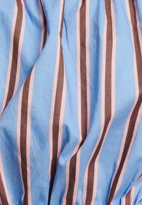 Gestreifter Stoff mit blauen, braunen und pinken Linien. Die Textur wirkt glatt mit einem sanften Fall, was einen leichten und luftigen Look erzeugt.