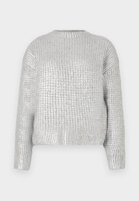 Silverstickad tröja med en texturerad, ribbad design, rund halsringning och lång ärm. Tyget har en glänsande, reflekterande yta.