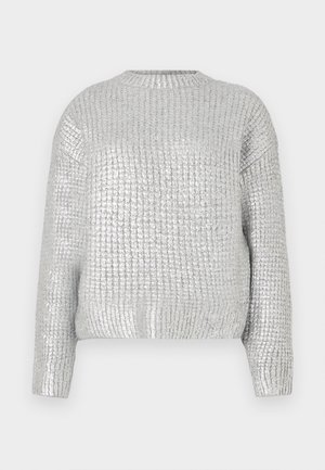Sivi pleteni pulover s teksturiranim, rebrastim dizajnom, okruglim izrezom i dugim rukavima. Tkanina ima sjajnu, reflektirajuću završnu obradu.