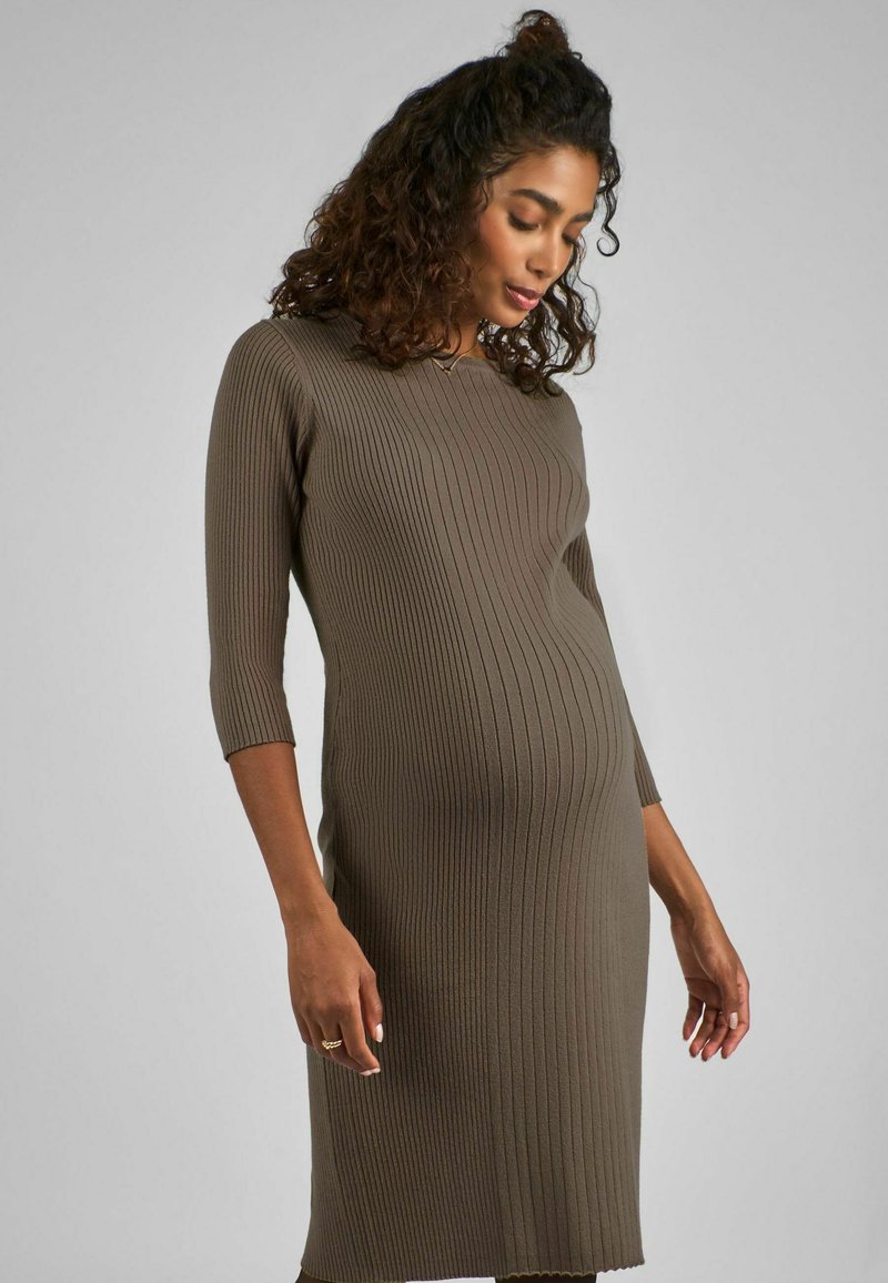 Ribbed knit midi dress in oliivinvihreä, jossa on slim fit, kolmivartiset hihnat ja pyöreä kaula-aukko. Sujuva pinta ja hienovarainen jousto.