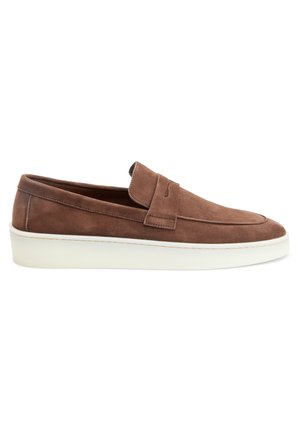 Mocassin marron en daim à enfiler avec détail de bride penny et semelle épaisse en caoutchouc blanc, vu de côté sur fond blanc.