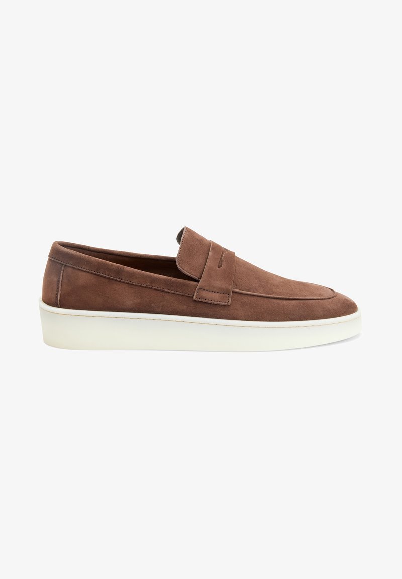Mocassin marron en daim à enfiler avec détail de bride penny et semelle épaisse en caoutchouc blanc, vu de côté sur fond blanc.
