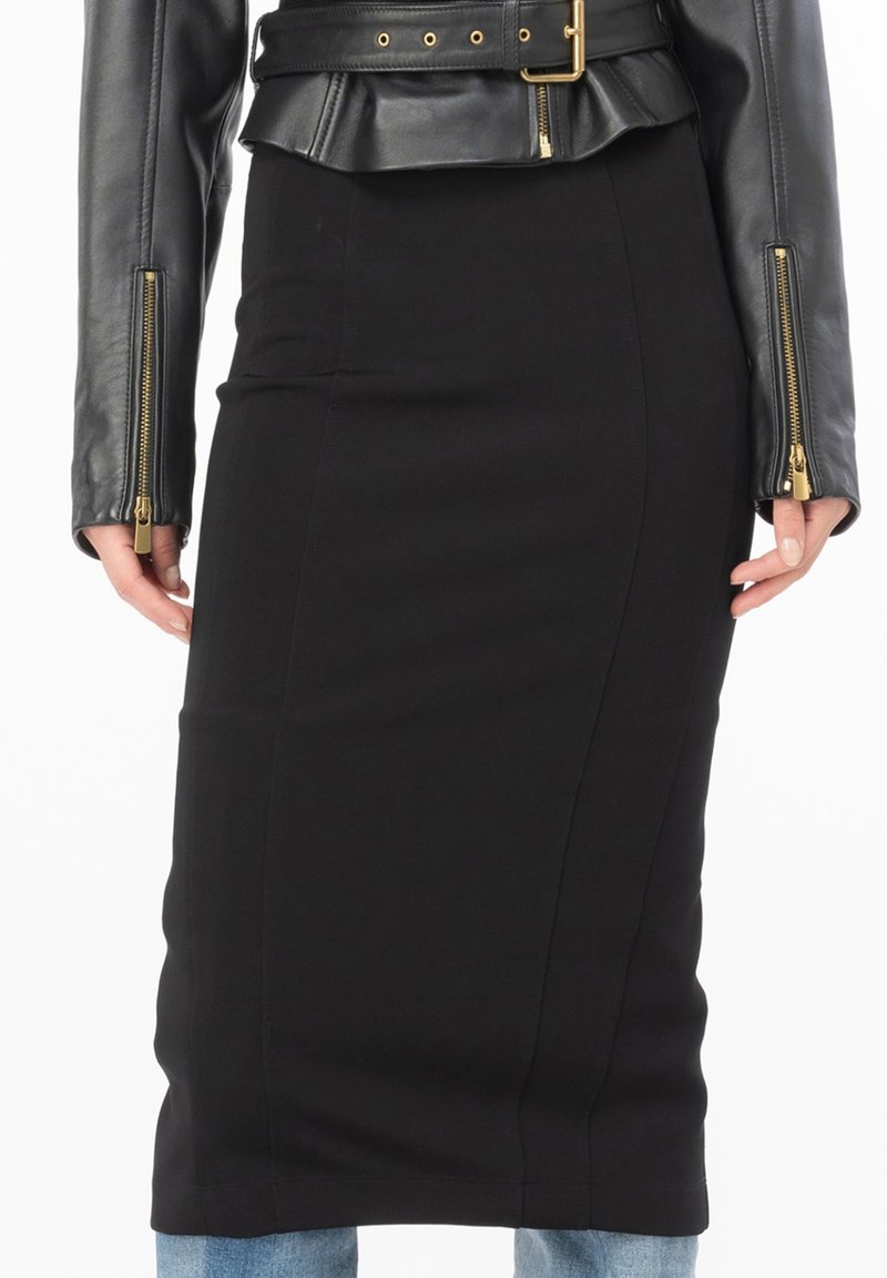 Svart blyertskjol med en figurnära design, tillverkad av ett glansigt tyg, med rena linjer och längd till mitten av vaden. Inga synliga mönster eller accenter.